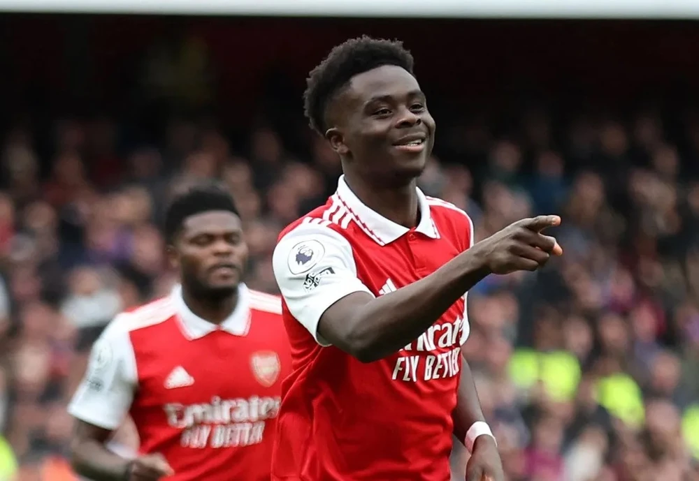 Bukayo Saka tỏa sáng ở Emirates