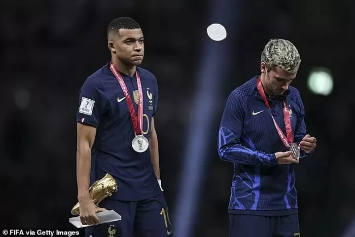 Kylian Mbappe và Antoine Griezmann trên bục nhận huy chương World Cup 2022