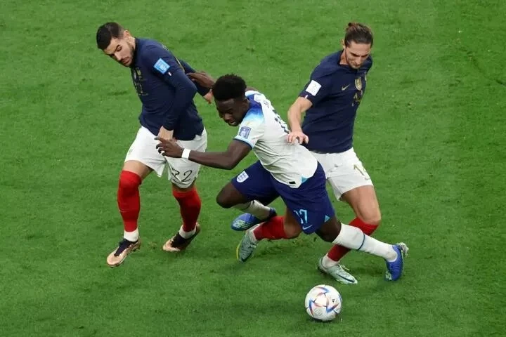 Bukayo Saka (giữa) tranh bóng với Theo Hernandez và Rabiot của tuyển Pháp