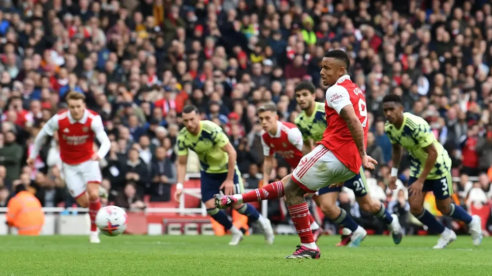 Gabriel Jesus chuyển quả phạt đền thành bàn thắng