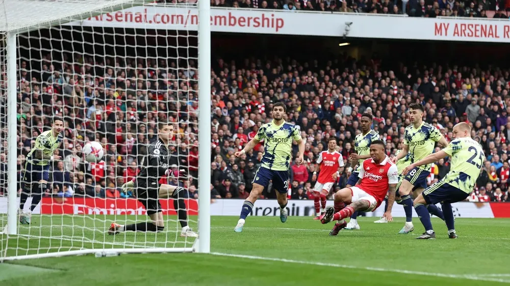 Gabriel Jesus băng vào ghi bàn cực nhanh