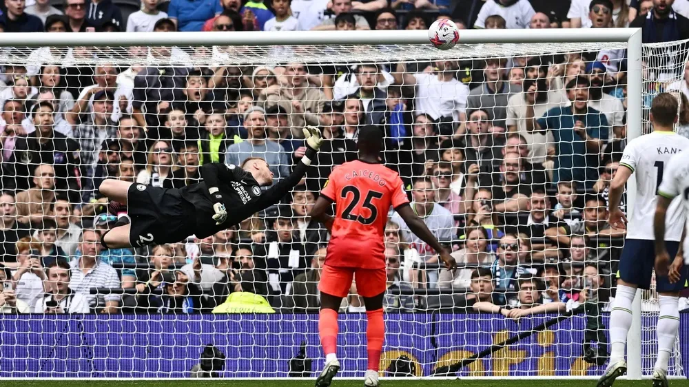 Cú sút tuyệt vời khiến thủ thành Brighton bó tay