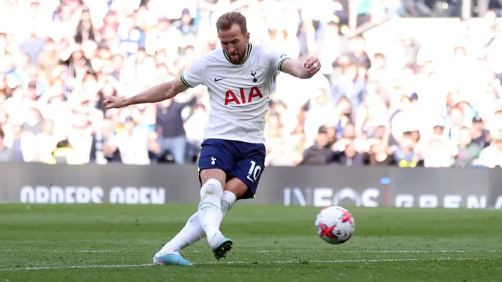 Kane ấn định tỷ số 2-1 cho Gà trống