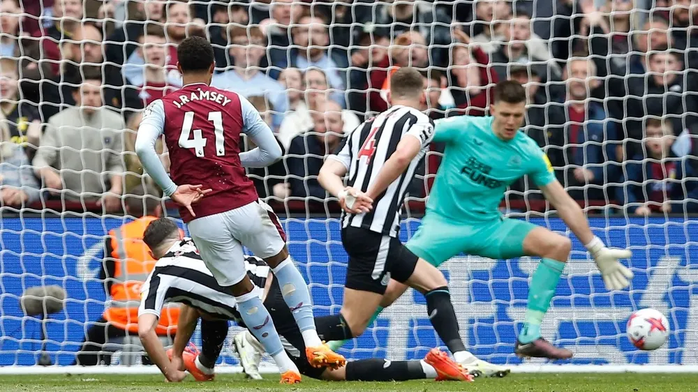 Jacob Ramsey ghi bàn thắng cận thành Jacob Ramsey ghi bàn thắng cận thành