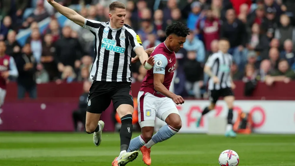 Watkins vượt qua trung vệ Newcastle trước khi sút trúng cột dọc Watkins vượt qua trung vệ Newcastle trước khi sút trúng cột dọc