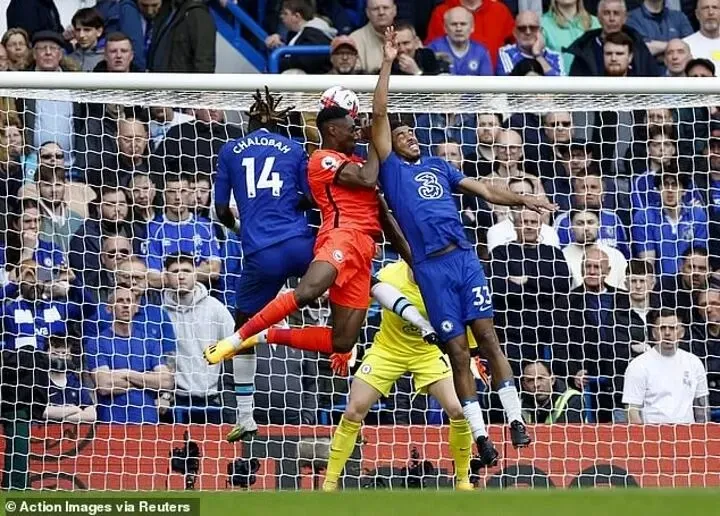 Danny Welbeck đánh đầu gỡ hòa ở phút 42