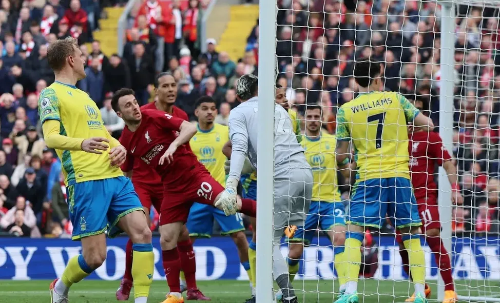 Diogo Jota (30) đánh đầu cận thành, mở tỷ số