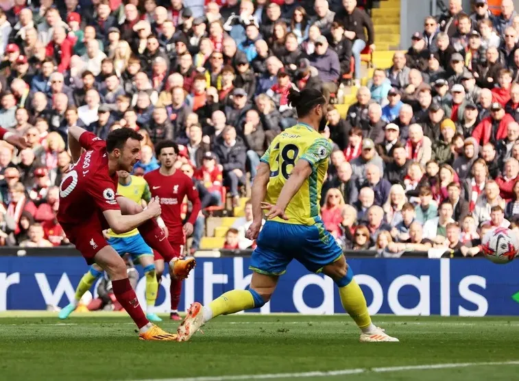 Jota chỉnh bóng 2 nhịp trước khi tung quả vô lê chéo góc