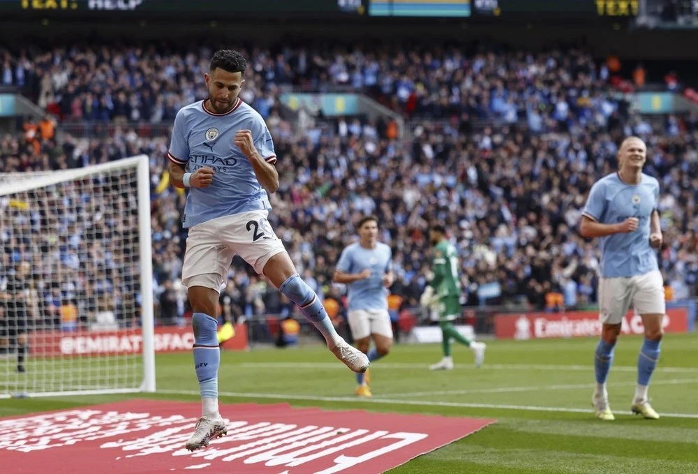 Riyad Mahrez ăn mừng bàn thắng ở Wembley