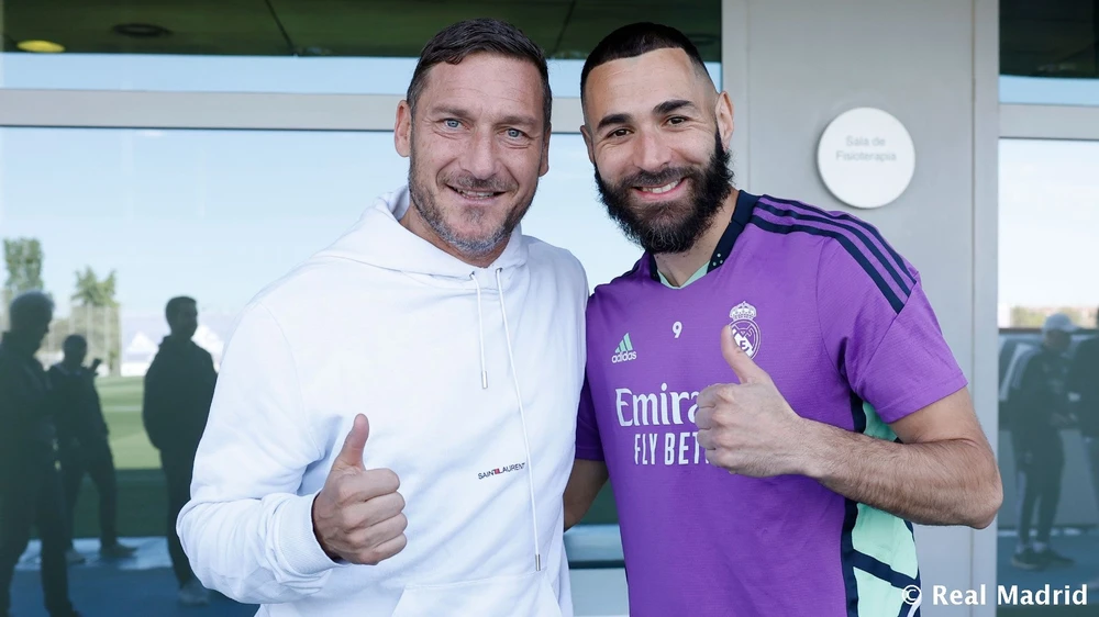 Francesco Totti chụp ảnh lưu niệm với Karim Benzema