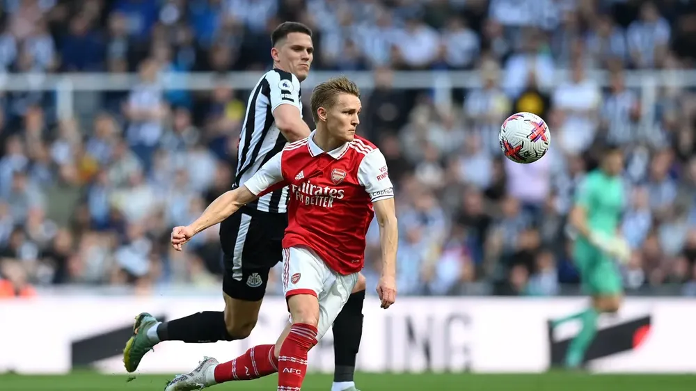 Martin Odegaard đi bóng