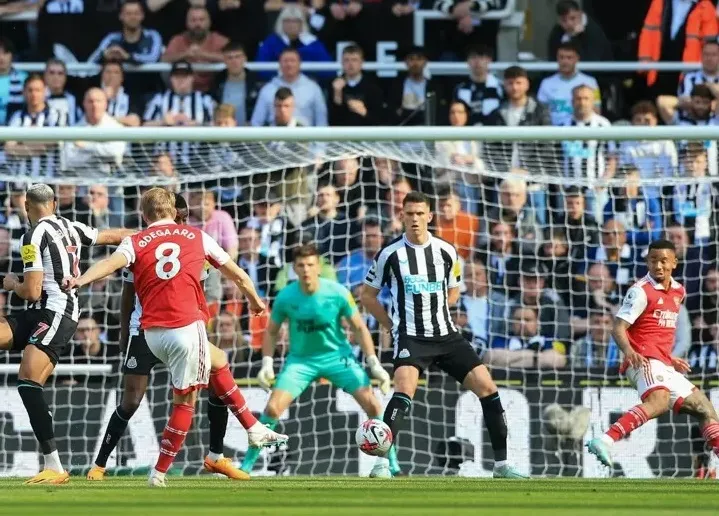 và tung cú sút sệt vào góc lưới