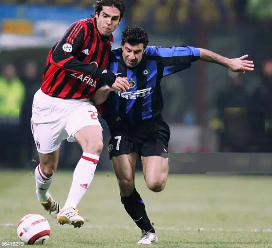 Luis Figo tranh bóng với Ricardo Kaka (trái, AC Milan)