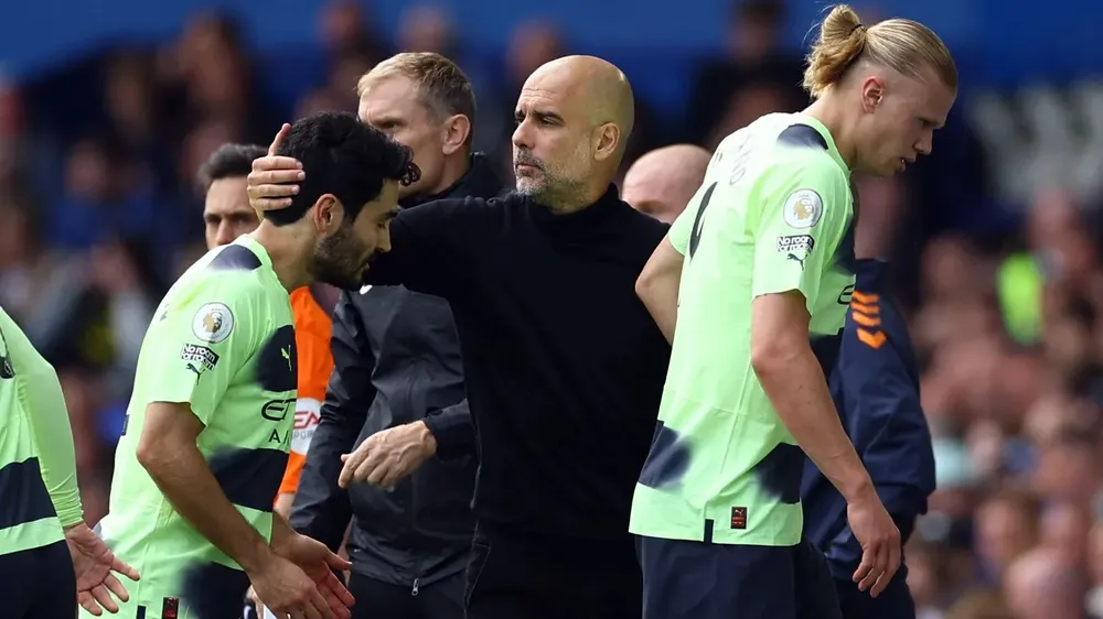 Pep chào đón 2 cầu thủ con cưng của mình