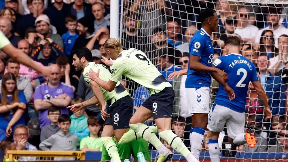 Haaland mừng bàn thắng cùng Gundogan