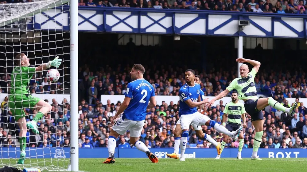 Haaland đánh đầu khiến Pickford chới với