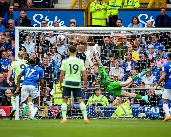 Pichford chỉ phóng người trong vô vọng