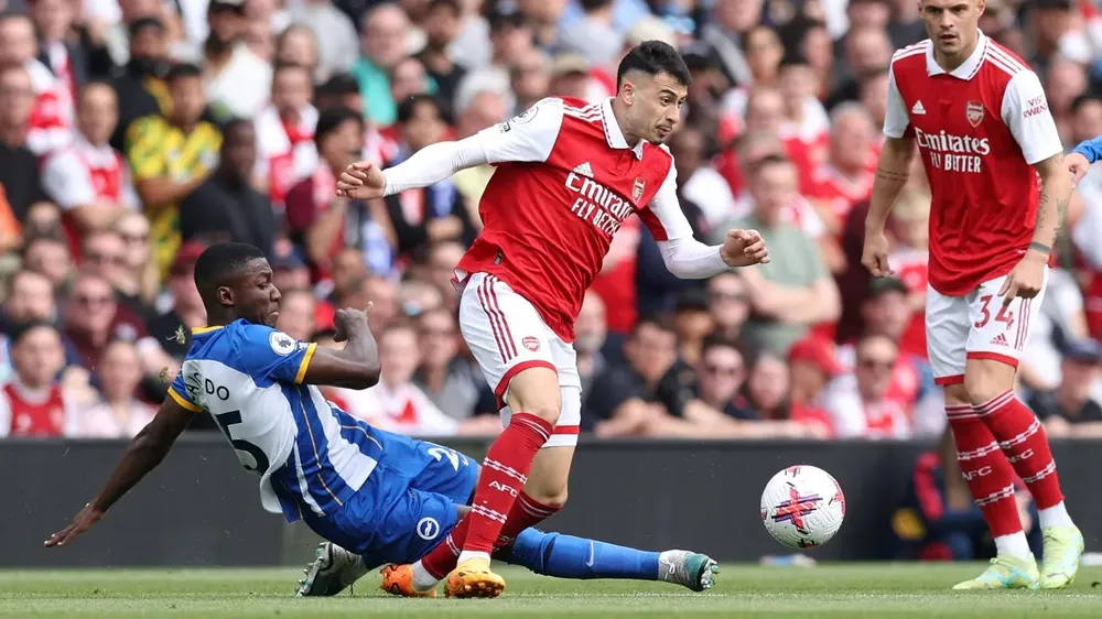 Gabriel Martinelli rời sân vì chấn thương sau pha xoạc bóng của Moises Caicedo Gabriel Martinelli rời sân vì chấn thương sau pha xoạc bóng của Moises Caicedo