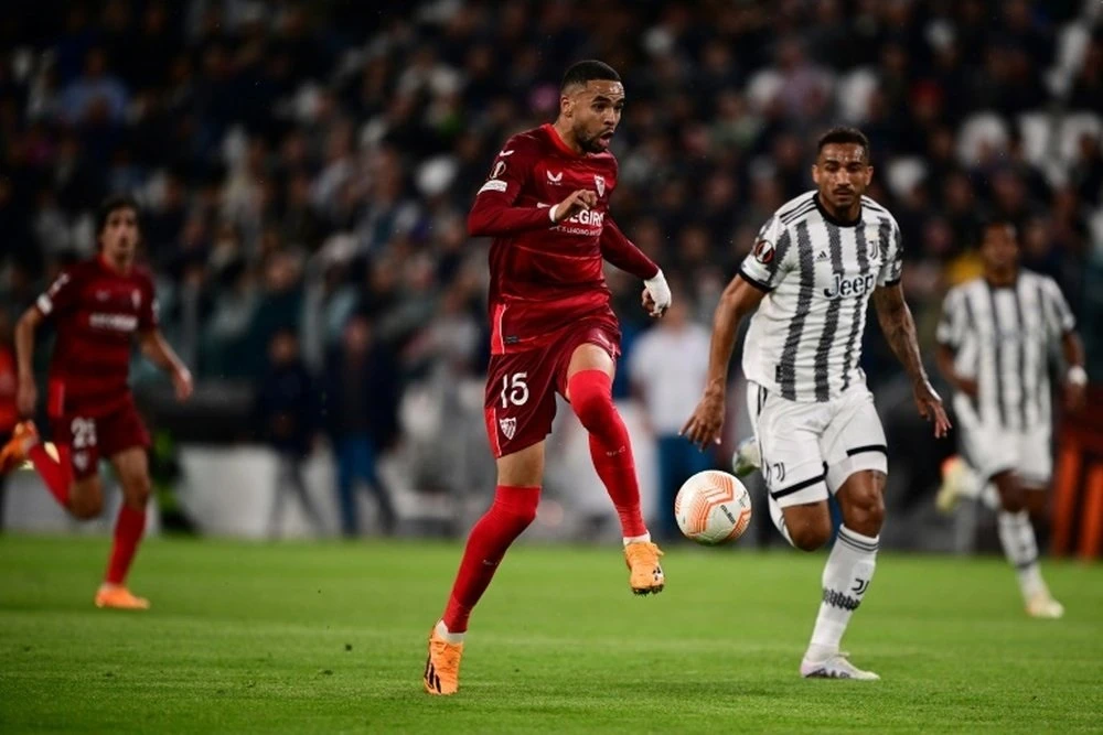 Youssef En-Nesyri ghi bàn cho Sevilla ở trận lượt đi tại Turin