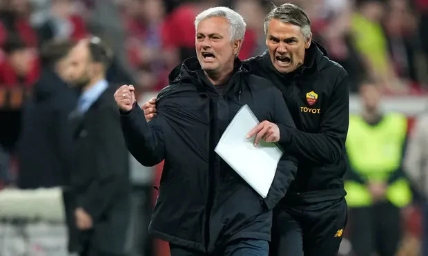 HLV Jose Mourinho ăn mừng sau trận lượt về hòa với Bayer Leverkusen