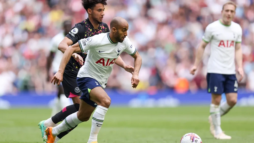 Lucas Moura đi bóng trước hậu vệ Brentford