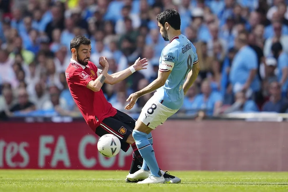 Ilkay Gundogan (phải) và Bruno Fernandez