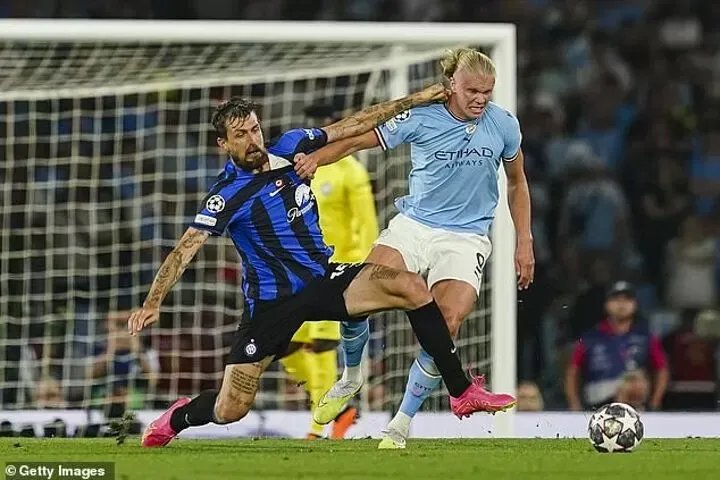 Erling Haaland bị hậu vệ Inter Acerbi kèm chặt
