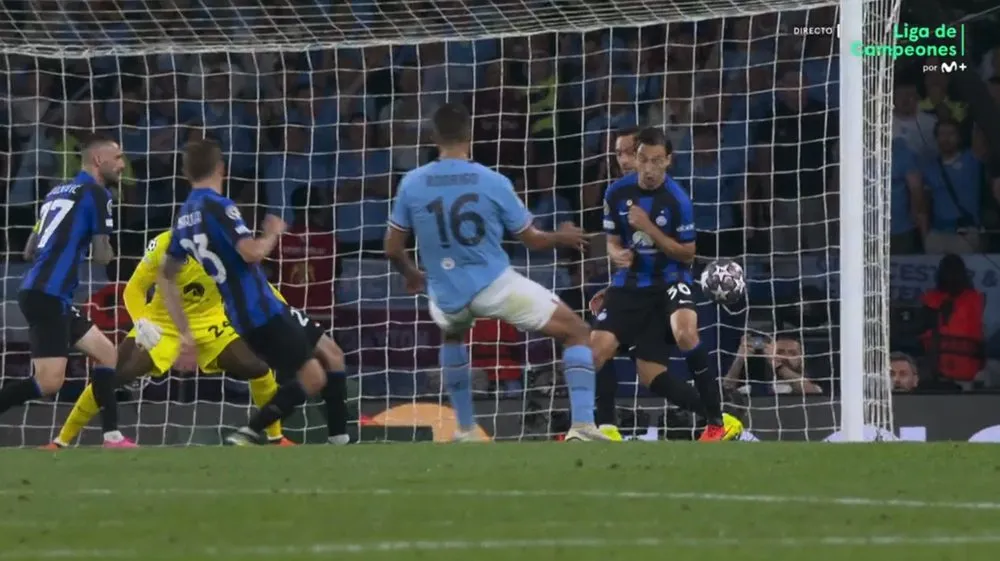 Rodri đệm bóng vào sát cột, mở tỷ số trận đấu