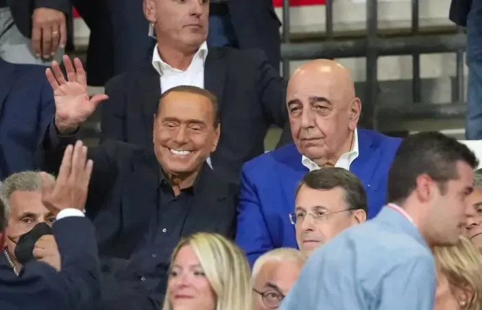 Silvio Berlusconi và người cộng sự trung thành Adriano Galliani Silvio Berlusconi và người cộng sự trung thành Adriano Galliani