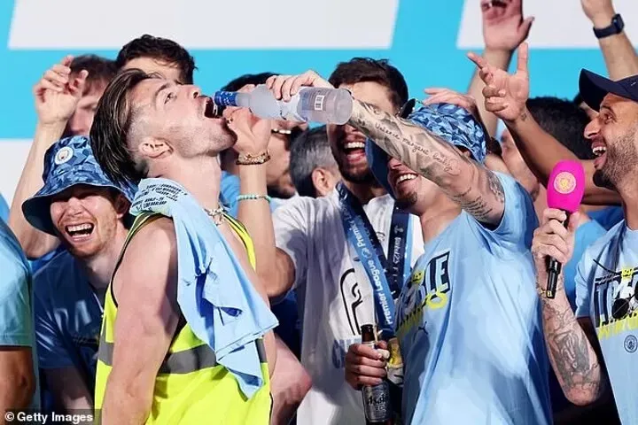 Jack Grealish nói: “Trong 24 giờ qua, tôi đã có cả ngày lẫn đêm tuyệt vời nhất. “Công bằng mà nói, tôi không nghĩ mình đã ngủ. Tôi là gà tây và gà tây cần được cho ăn!&apos; Và thế là Kalvin Phillips cho anh uống vodka.