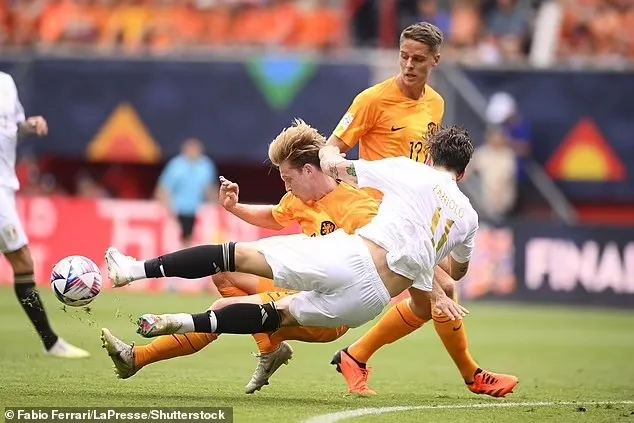 Trận đấu không thiếu những pha bóng quyết liệt