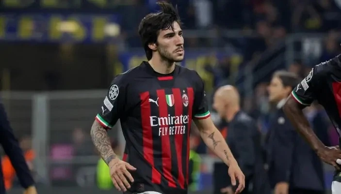 Sandro Tonali đang là trụ cột ở Milan