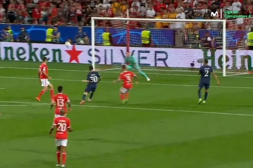 Cú sút ngoạn mục đã đặt thủ thành Benfica ra ngoài vòng chiến Cú sút ngoạn mục đã đặt thủ thành Benfica ra ngoài vòng chiến