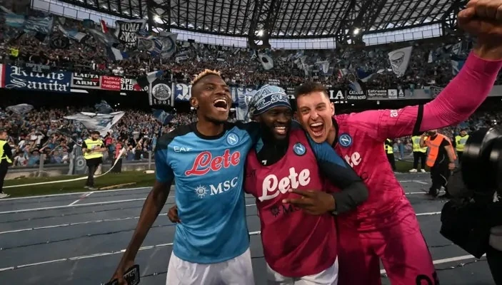 Victor Osimhen (trái) trong ngày Napoli đăng quang Scudetto