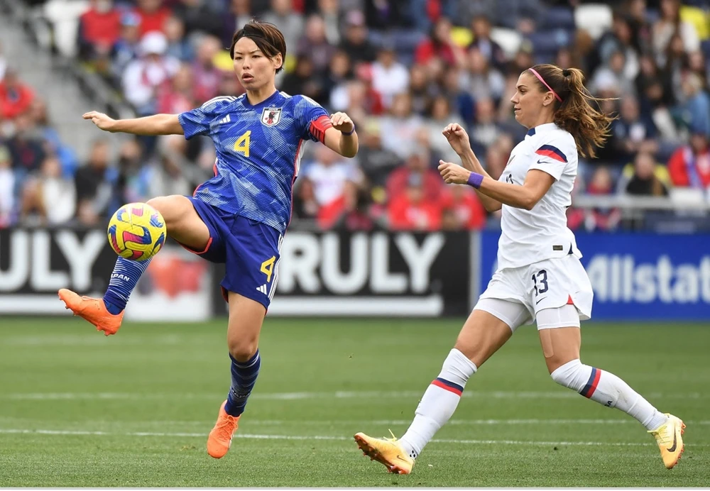 Hậu vệ Nhật Bản Saki Kumagai (4) kiểm soát bóng trước tiền đạo Mỹ Alex Morgan (13)