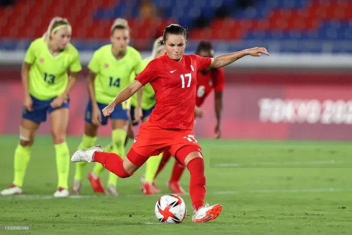 Tiền vệ Fleming sút thắng quả phạt đền trong trận chung kết Olympic 2020 với Thụy Điển