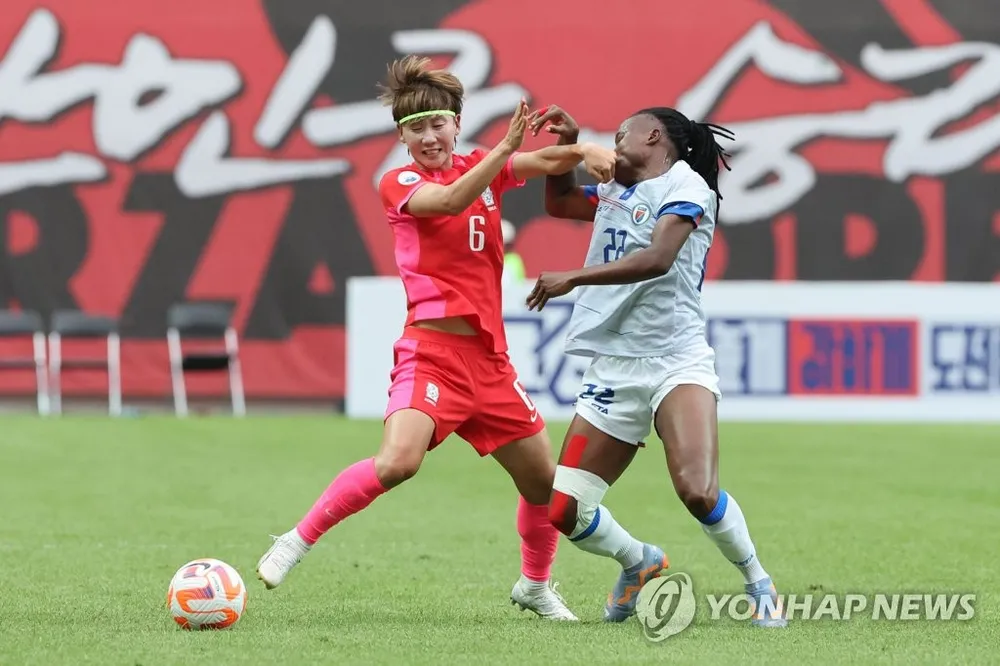 Lim Seon-joo (trái, Hàn Quốc) tranh bóng với Roselord Borgella (Haiti)