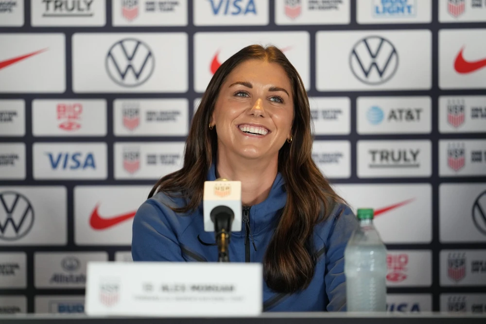 Alex Morgan trong cuộc họp báo của tuyển Mỹ ở Auckland