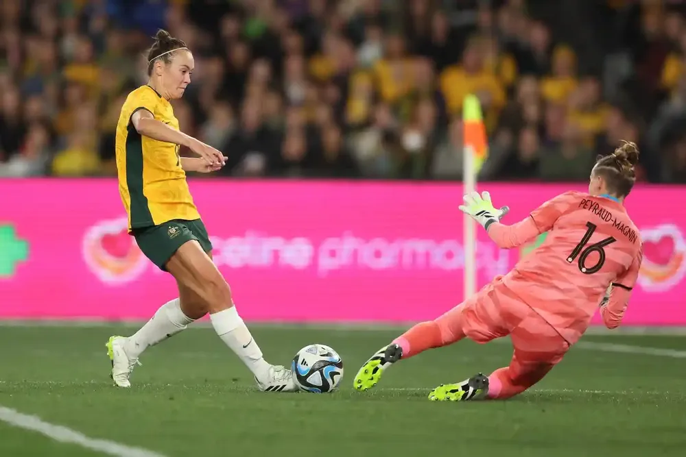 Tiền đạo Caitlin Foord bỏ lỡ cơ hội ghi bàn cho Australia