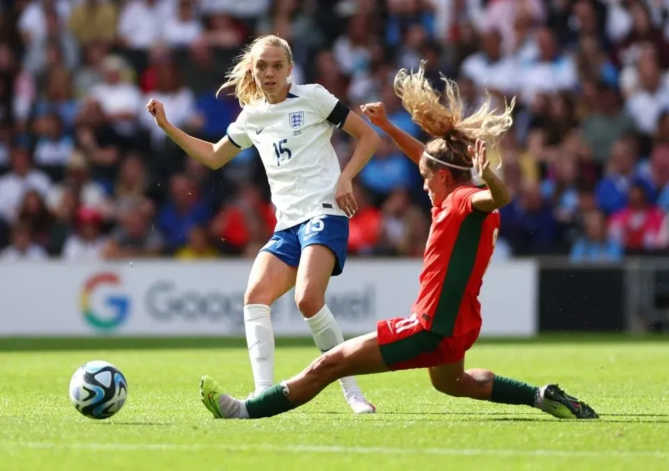 Esme Morgan (trái, tuyển Anh) cố gắng vượt qua Ana Capeta (Bồ Đào Nha)