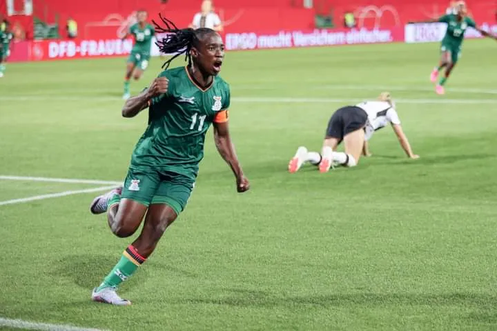 Tiền đạo Barbra Banda ghi bàn trong trận Zambia thắng tuyển Đức 3-2