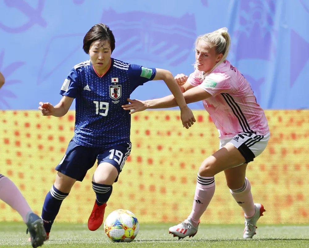 Tiền vệ Jun Endo (19) đi bóng qua hậu vệ Scotland