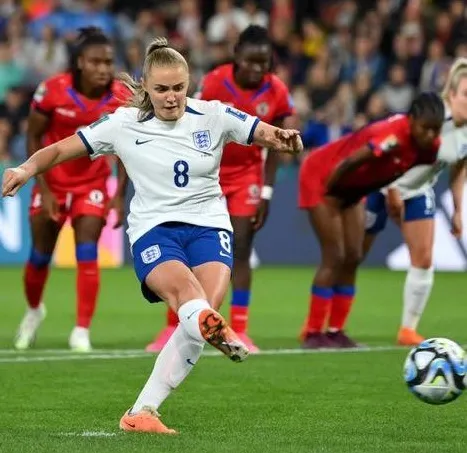 Stanway phải đá 2 lần mới ghi bàn mở tỷ số cho tuyển Anh Stanway phải đá 2 lần mới ghi bàn mở tỷ số cho tuyển Anh