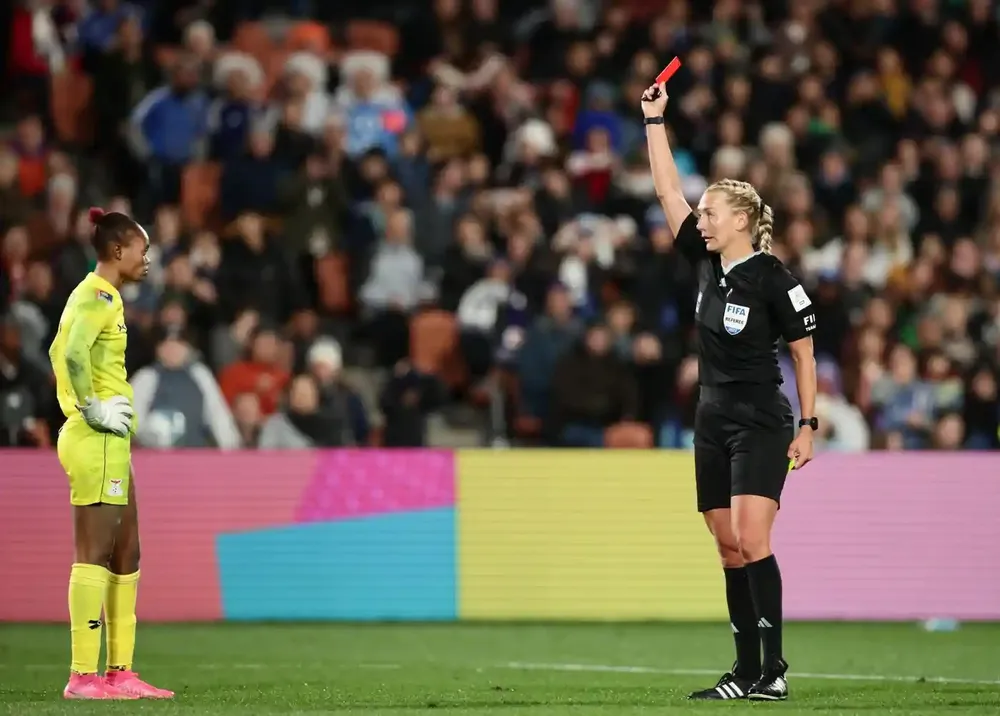Trọng tài Tess Olofsson rút thẻ đỏ truất quyền thi đấu Catherine Musonda Trọng tài Tess Olofsson rút thẻ đỏ truất quyền thi đấu Catherine Musonda