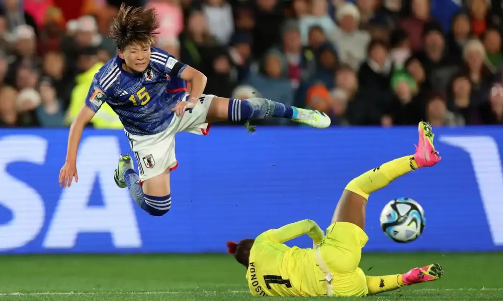 Aoba Fujino đã bị thủ thành Zambia 'bứng gốc' Aoba Fujino đã bị thủ thành Zambia 'bứng gốc'