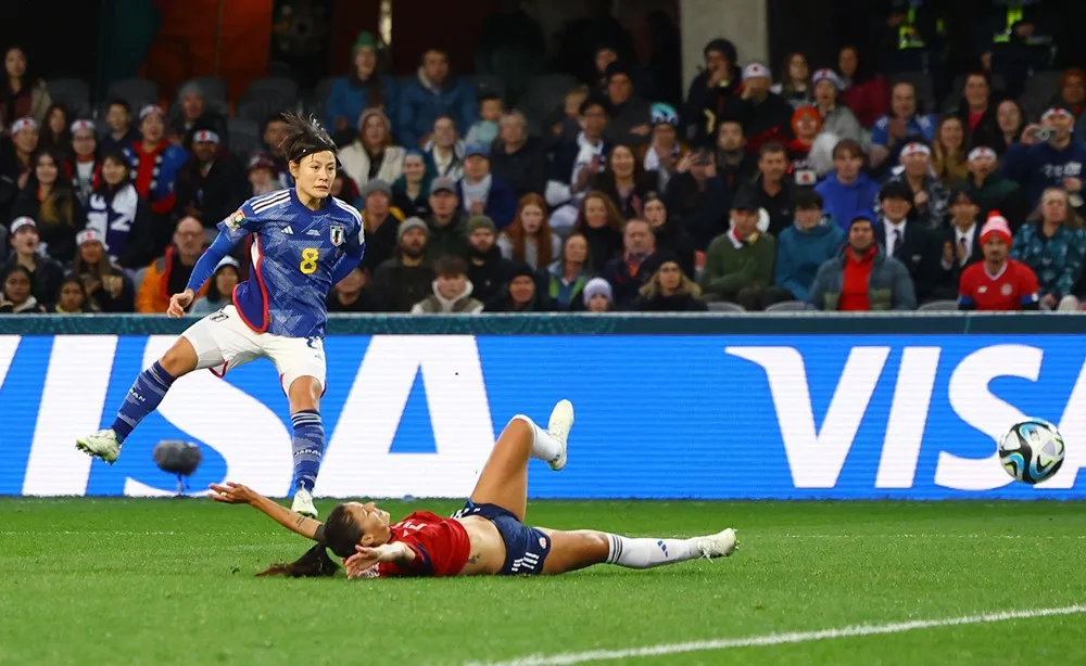 Naomoto tung cú sút chéo góc, mở tỷ số