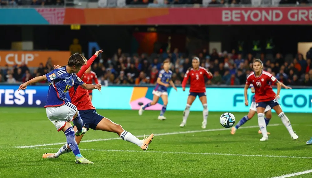 Fujino thực hiện màn độc diễn ở cánh phải trước khi sút góc hẹp nhân đôi cách biệt