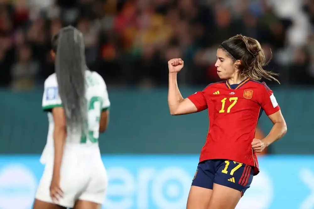 Redondo ăn mừng cú đúp cuối trận