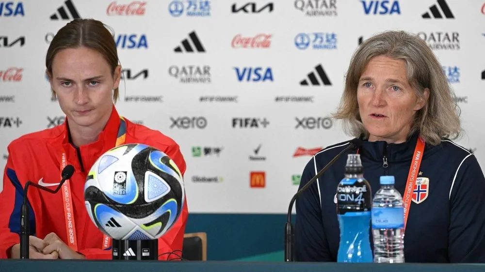 HLV Hege Riise (phải) trong buổi họp báo HLV Hege Riise (phải) trong buổi họp báo