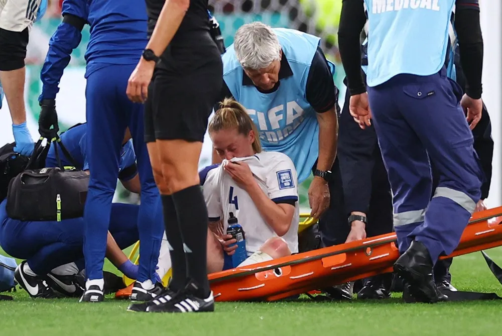 Keira Walsh phải rời sân bằng cáng